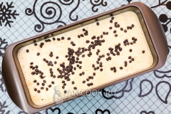 Выложить тесто в форму