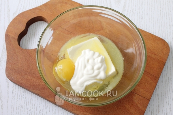 Соединить масло, сметану и яйцо