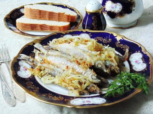 Мойва жареная с луком