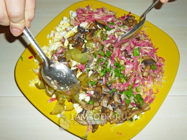 Рецепт салата с китайской редькой, яйцом и грибами
