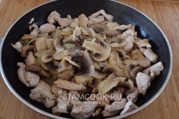 Обжарить мясо с луком и грибами