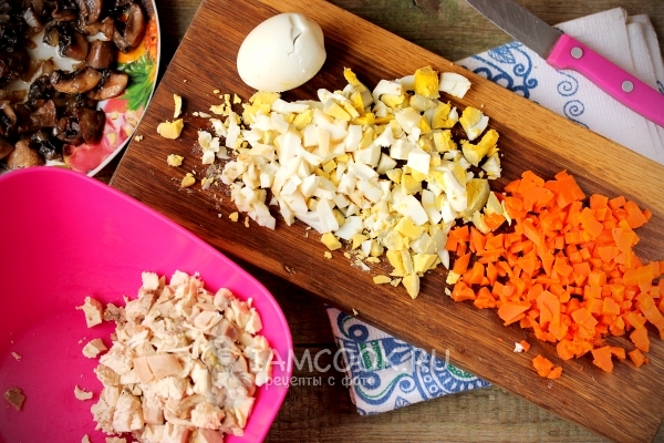 Порезать яйца и морковь