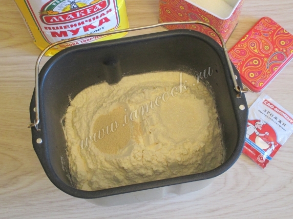 Добавить муку и дрожжи
