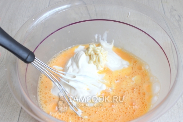 Соединить яйца, сметану и майонез