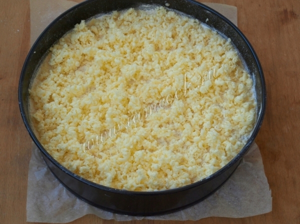 Выложить сливочное масло на верх пирога