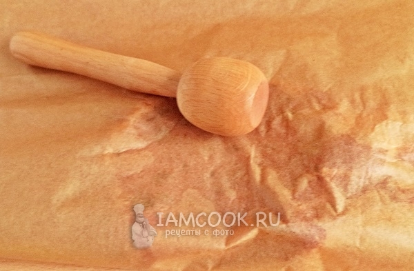 Отбить мясо через пергамент