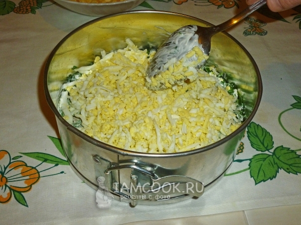 Выложить слой яиц