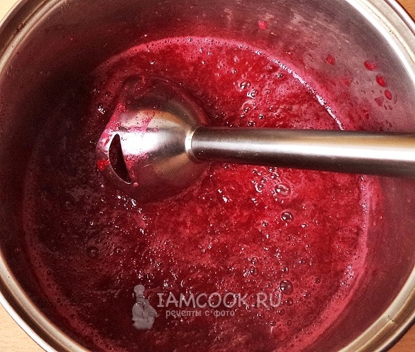 Измельчить бруснику блендером