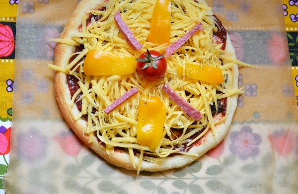 Колбаса и овощи на пицце