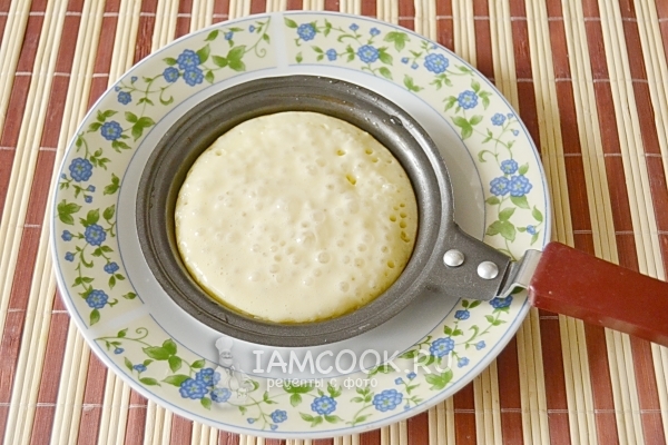 Налить на сковороду тесто