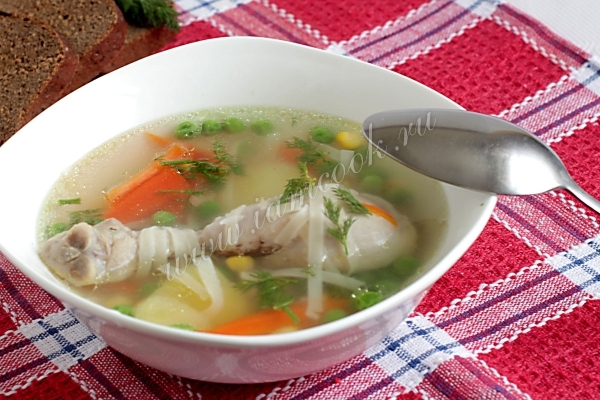 Куриный суп с лапшой и горошком