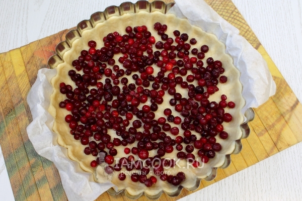 Положить на тесто клюкву