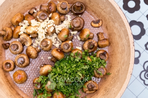 Обжарить грибы с чесноком и кинзой