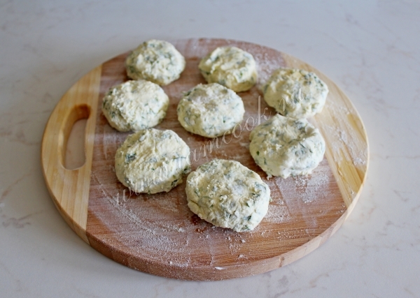 Лепим сырники