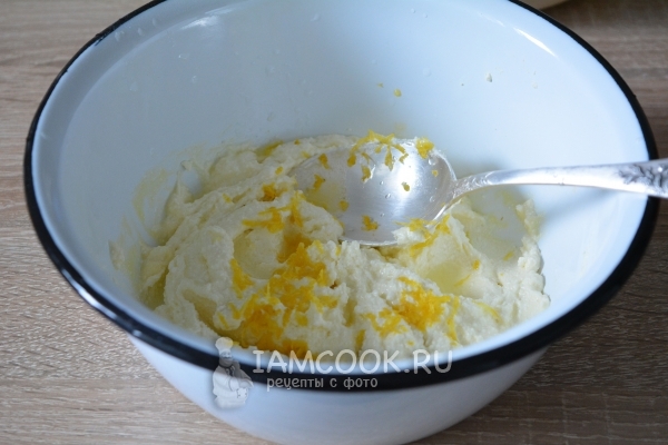 Соединить белок с творожной массой и цедрой