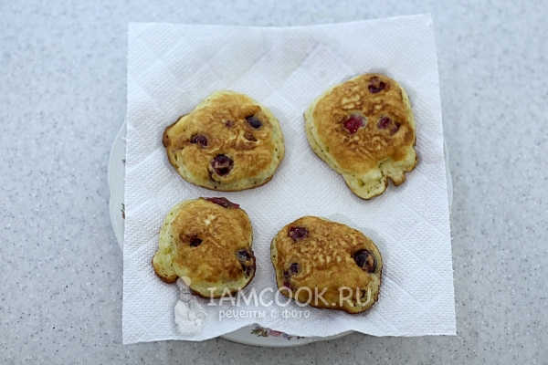 Положить оладьи на салфетку