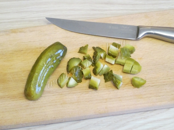 Порезанный соленый огурец