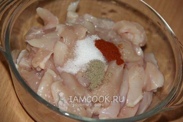 Всыпать к мясу специи