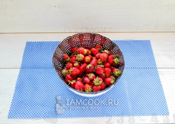 Слить с клубники воду