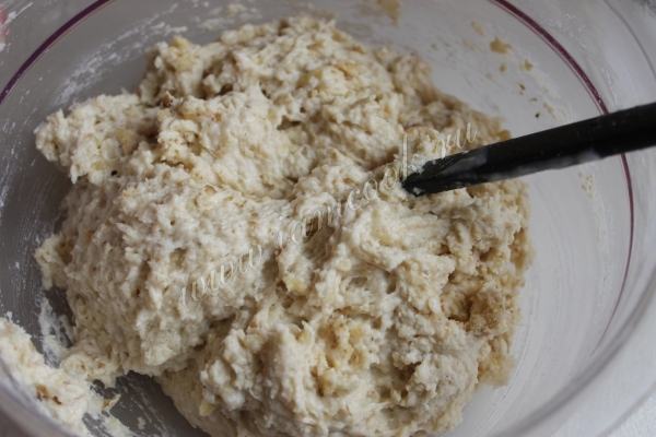 Орехи в банановом тесте