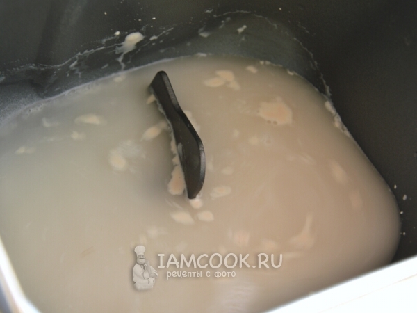 Размешать дрожжи с водой