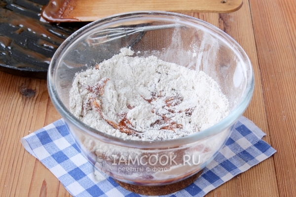 Влить карамель