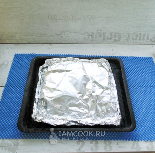 Завернуть мясо в фольгу