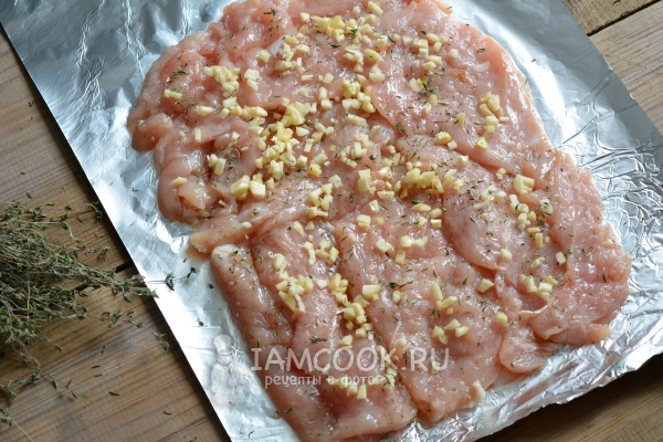 Посыпать чесноком и травами