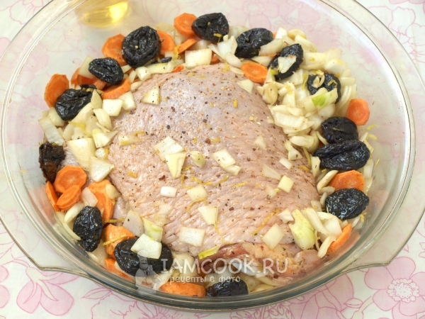 Выложить смесь овощей с маслом