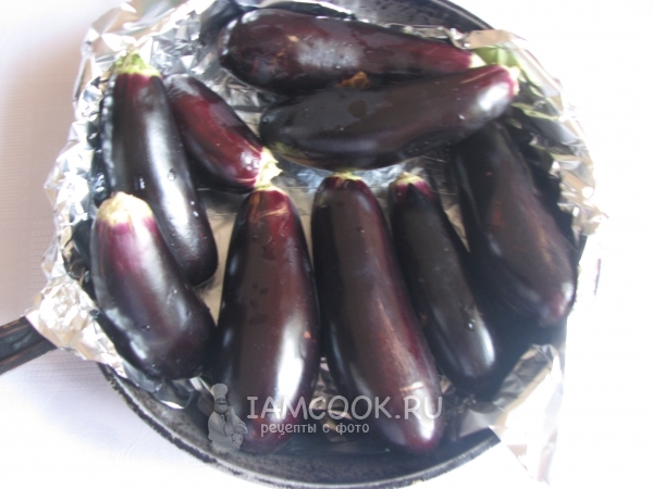 Уложить баклажаны на фольгу