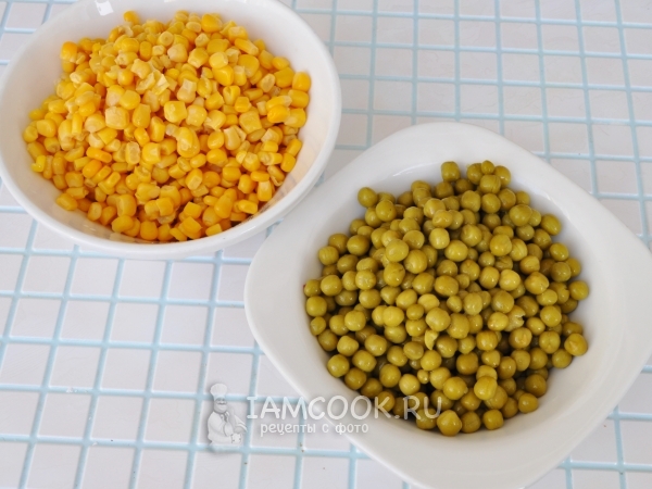 Слить жидкость с кукурузы и горошка