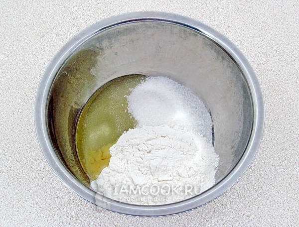 Смешать сахар, муку и масло
