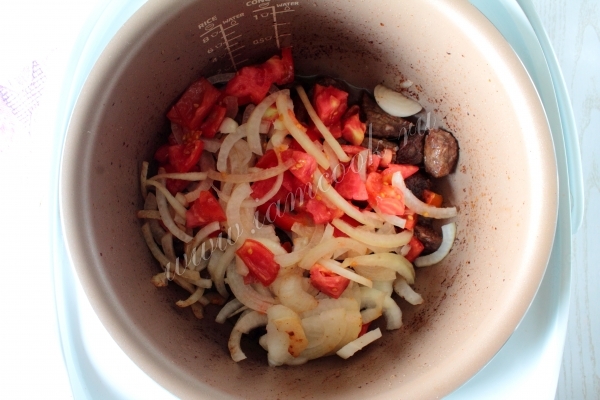 Добавляем к мясу овощи