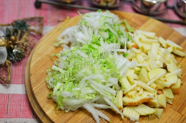 Пекинская капуста и яблоко