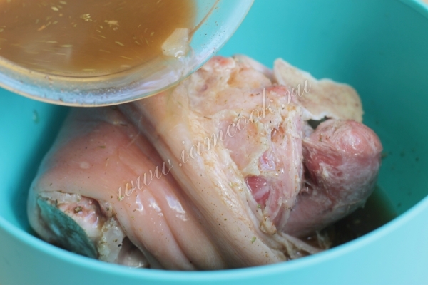 Залить свиную рульку маринадом