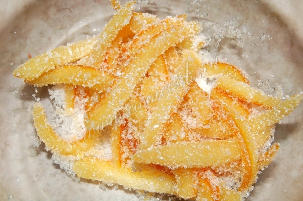 Апельсиновые корки обваливаем в сахаре