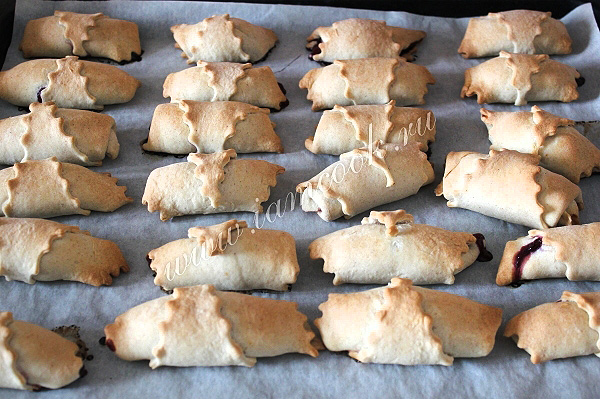 Печенье-рогалики с вишневой начинкой