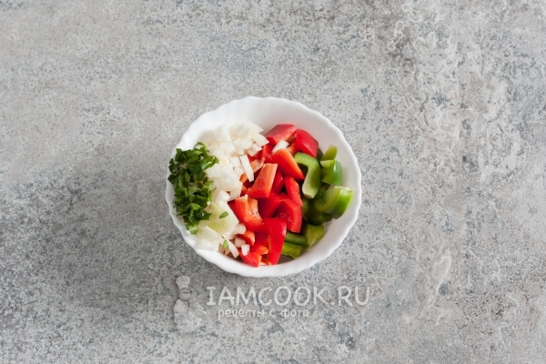 Порезать перец, лук и петрушку