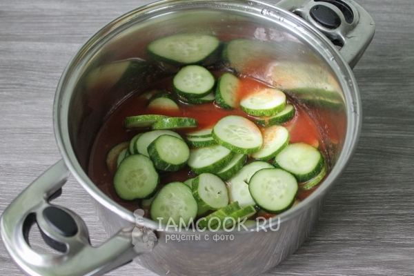 Положить в томатный сок огурцы