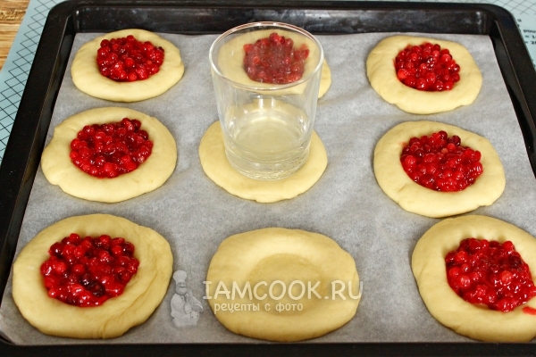 Положить на тесто начинку