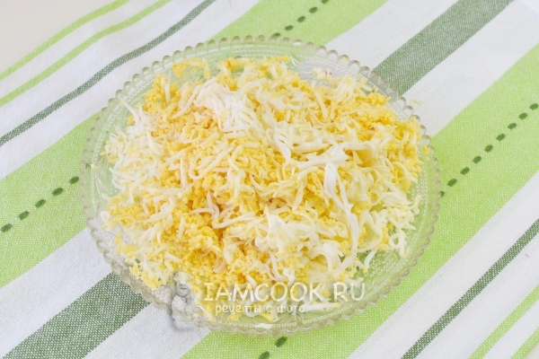 Натереть на терке яйца