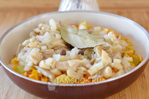 Соединить овощи с грибами и специями