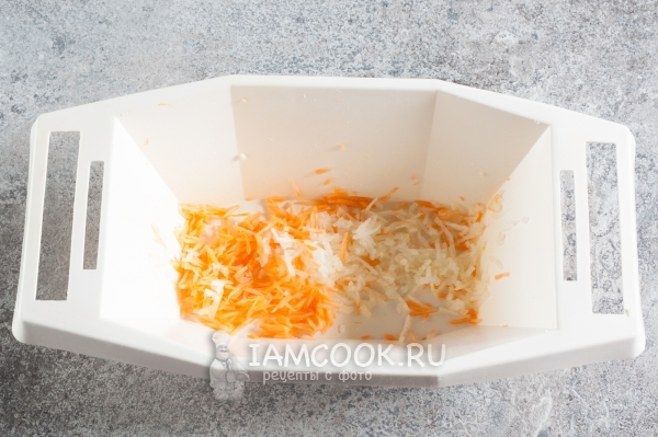 Измельчить морковь и лук