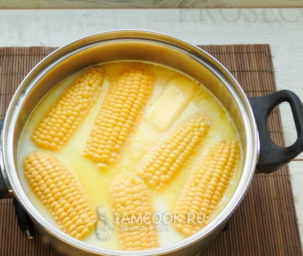 Бросили початки в кастрюлю