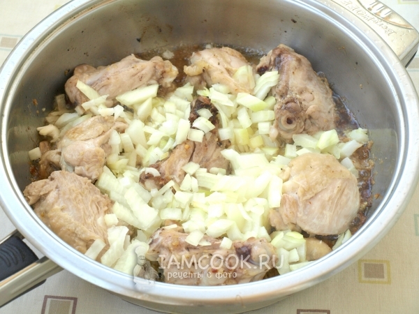 Обжарить курицу с луком