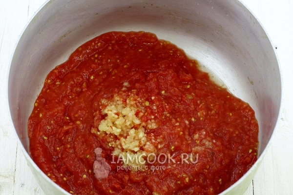 Измельчить чеснок и помидоры
