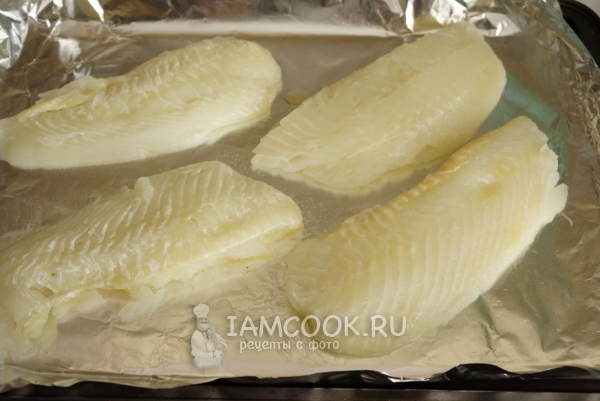 Положить филе рыбы на фольгу