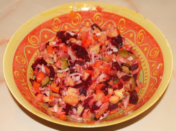 Винегрет в салатнице