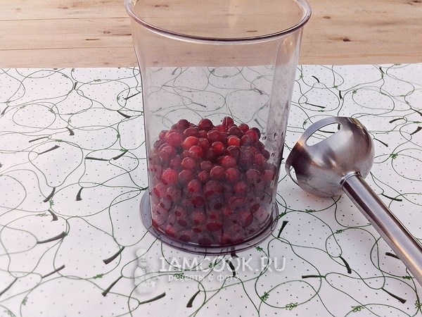 Положить ягоды в блендер