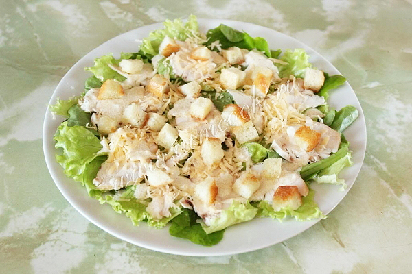 Добавить в салат сухарики